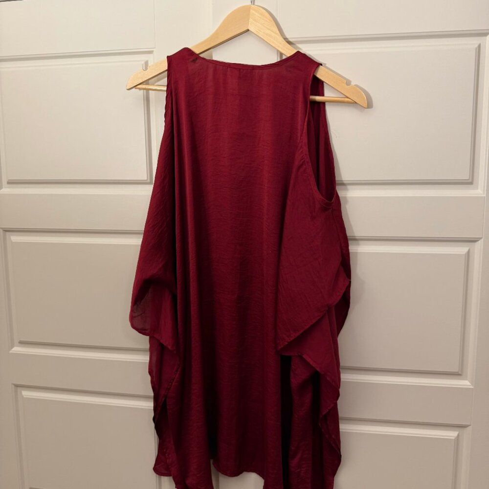 Show Me Your Mumu Peta-Boo Tunic Top Burgundy Cold Shoulder Flowy Size M Medium - Picture 3 of 6